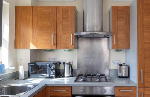 Harlington Apartment | Modern 2BR/2BA + Free Parking x1 8 -15 mins to any Heathrow terminal