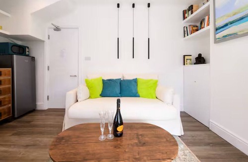 Splott House | Modern 2BR Cardiff Home | 2 Bath, Close to Centre - Pass the Keys