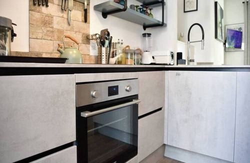 Splott House | Modern 2BR Cardiff Home | 2 Bath, Close to Centre - Pass the Keys