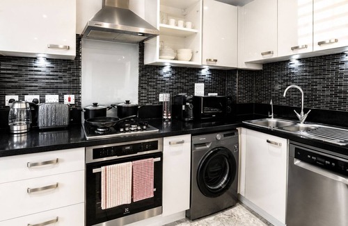 Ebbsfleet Valley House | Modern 3-Bed Home Free Driveway Parking, Fast Wi-Fi