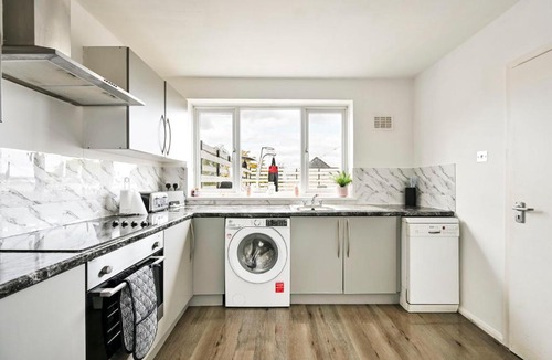 Epping Apartment | Modern 3-Bedroom Maisonette with Free Parking in Epping