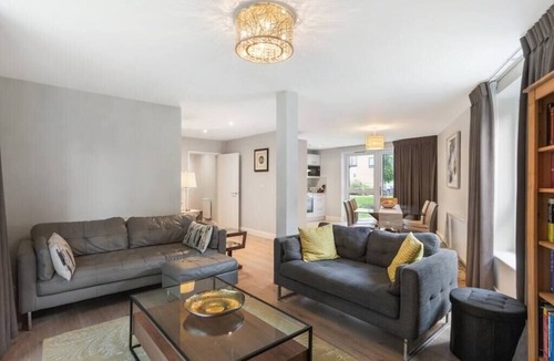 Ashford Apartment | Modern 3BR Flat quick links to LDN and Heathrow