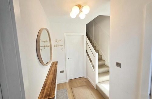 Hemel Hempstead Villa | Modern 3BR Home - Kingsize Bed, Office & Garden