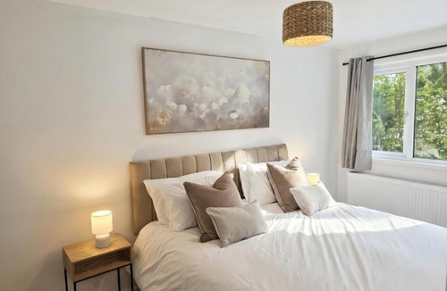 Hemel Hempstead Villa | Modern 3BR Home - Kingsize Bed, Office & Garden