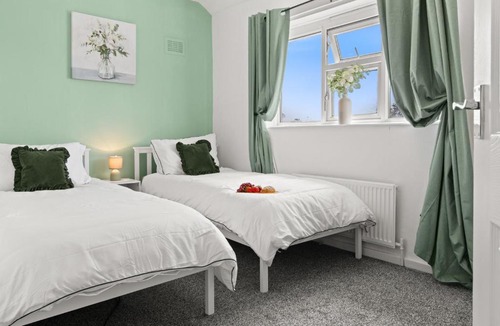 Little Hulton House | Modern 3BR Home Perfect for Groups and families