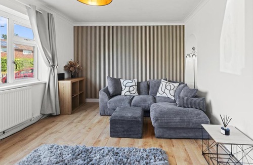 Little Hulton House | Modern 3BR Home Perfect for Groups and families