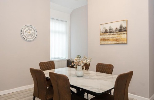 Levenshulme House | Modern 3BR Home Sleeps 7 Fast WiFi Perfect for Long Stays