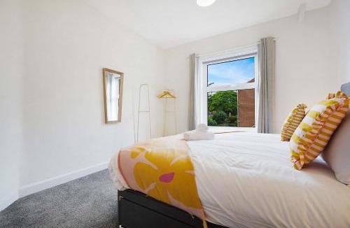 Washington House | Modern 3BR Washington sleeps 6 by Stay With Us