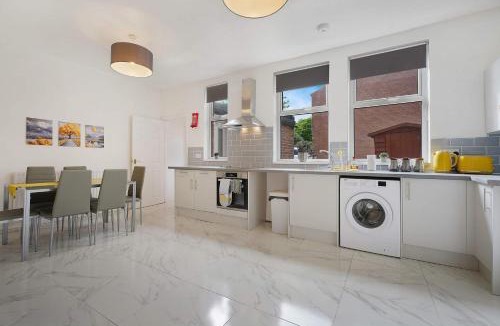 Washington House | Modern 3BR Washington sleeps 6 by Stay With Us