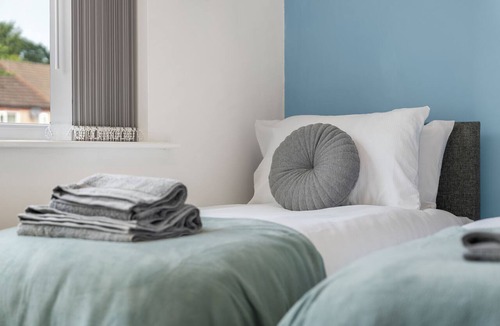Coventry Apartment | Modern 4 bed 3 bath apartment, free parking