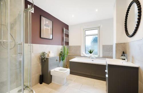 Darlington House | Modern 4BR Home with Easy Access to Town and Station
