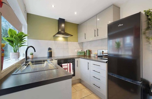 Darlington House | Modern 4BR with Easy Access to Town and Station