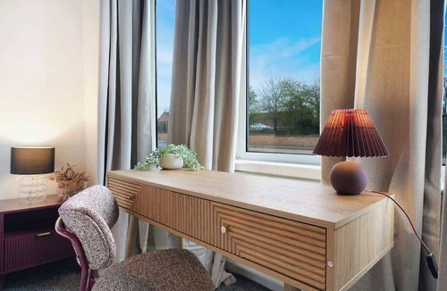 Darlington House | Modern 4BR with Easy Access to Town and Station