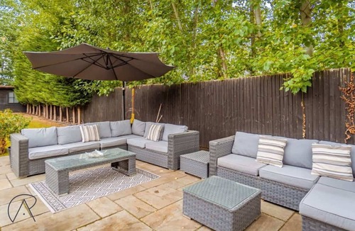 Bray on Thames House | Modern 5 Bed Barn Conversion in Dorney By Tempstay