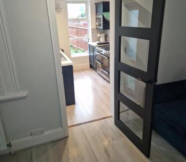 Thornton Heath Apartment | Modern 5 bedroom house with parking, London