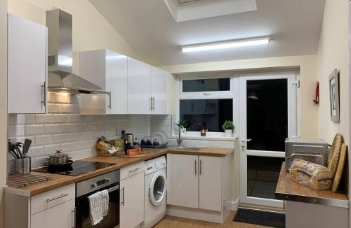 Birmingham Apartment | Modern 6-Bed-Groups-Contractors onsite Parking Vans-Cars