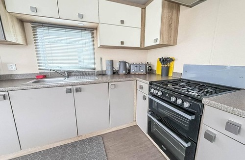 Pakefield House | Modern 6 berth caravan with WiFi nearby Pakefield beach ref 68028CR