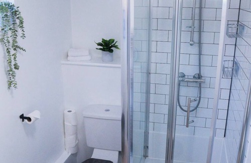 Sheffield House | Modern 6BR property in Sheffield contractor friendly (with parking)