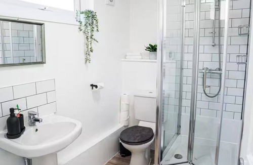 Sheffield House | Modern 6BR property in Sheffield contractor friendly (with parking)