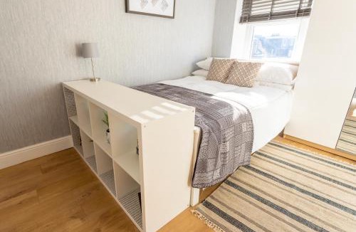 Queen's Park Apartment | Modern and Chic Studio Flat for 2 people in West Kilburn by Queen's Park