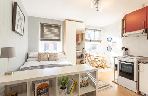 Queen's Park Apartment | Modern and Chic Studio Flat for 2 people in West Kilburn by Queen's Park