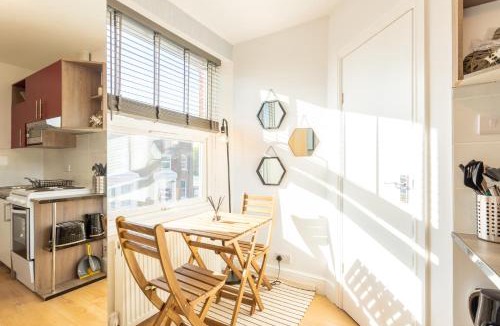 Queen's Park Apartment | Modern and Chic Studio Flat for 2 people in West Kilburn by Queen's Park