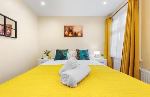 High Barnet Apartment | Modern and spacious 2-Bedroom London Flat - King Bed- Sleeps 6 - Parking Available - Instant Book & self check-in