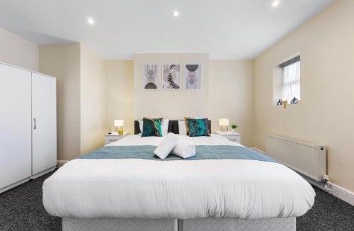 High Barnet Apartment | Modern and spacious 2-Bedroom London Flat - King Bed- Sleeps 6 - Parking Available - Instant Book & self check-in