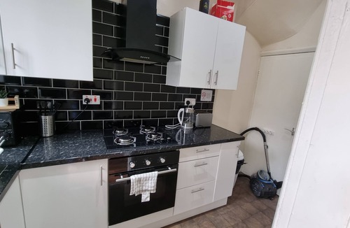 Harehills House | Modern and spacious, Two Double bedrooms house with parking and WiFi.