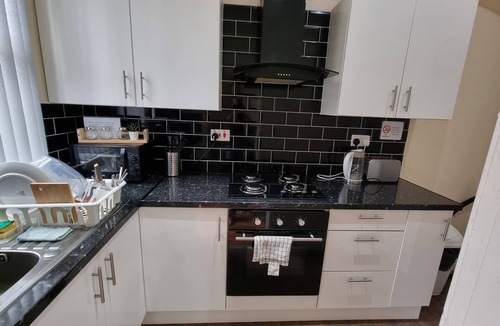 Harehills House | Modern and spacious, Two Double bedrooms house with parking and WiFi.