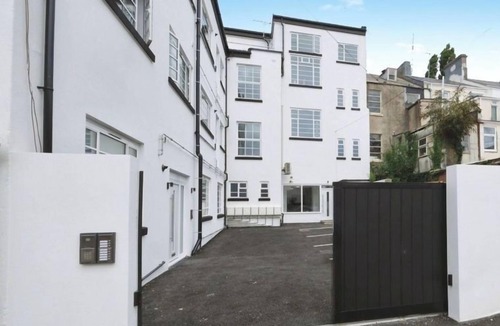 Torquay City Centre Apartment | Modern Apartment Walk to Beach
