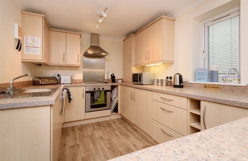 Looe House | Modern apartment with balcony, river views, wifi and parking.
