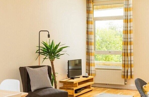 Ashford Apartment | Modern Ashford 2B Apartment (Sleeps 6) Town Centre