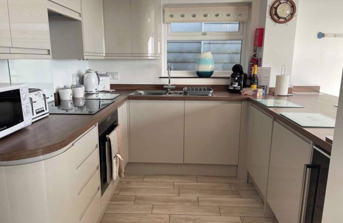 Pevensey House | Modern Beachfront Bungalow with Ocean Views