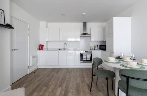 Milton Keynes Apartment | Modern Canal-Side Apartment in Milton Keynes