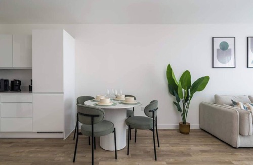 Milton Keynes Apartment | Modern Canal-Side Apartment in Milton Keynes