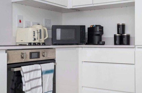Milton Keynes Apartment | Modern Canal-Side Apartment in Milton Keynes