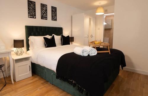 Mill Road Apartment | Modern & Central - KING Bed, Super FAST Wi-Fi