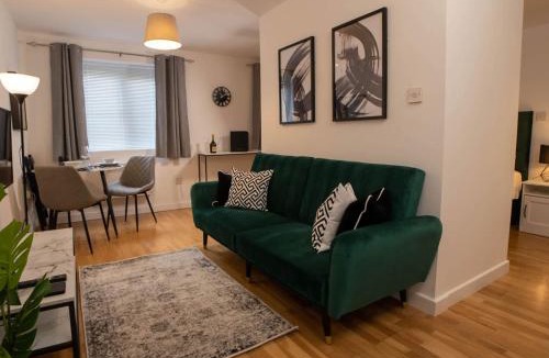 Mill Road Apartment | Modern & Central - KING Bed, Super FAST Wi-Fi