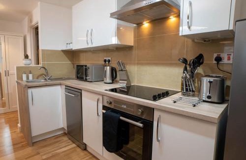 Mill Road Apartment | Modern & Central - KING Bed, Super FAST Wi-Fi