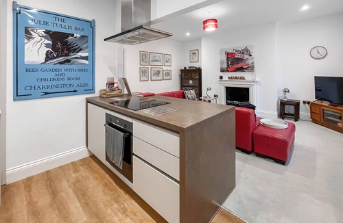 St Leonards-On-Sea Apartment | Modern coastal escape, 2 minutes from the beach, cafés and bars.