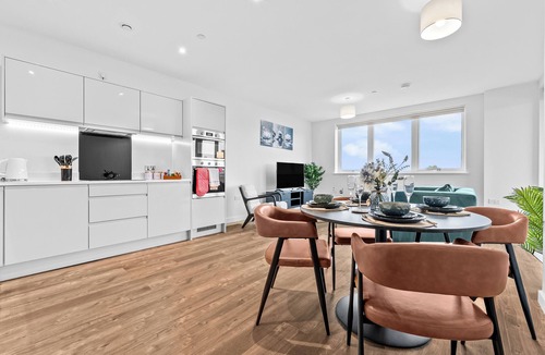 Staines Apartment | Modern & Comfortable 2BR | 12 mins to Heathrow & 30 mins to Waterloo