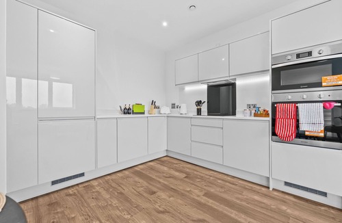Staines Apartment | Modern & Comfortable 2BR | 12 mins to Heathrow & 30 mins to Waterloo