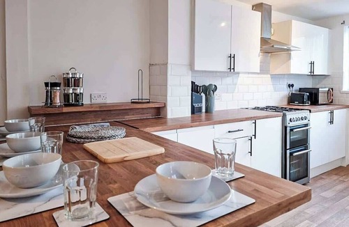 Cleethorpes House | Modern Contractor House near Beach & Gaming Room