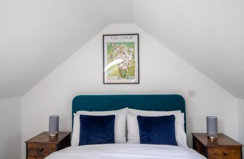 Guildford Ski Chalet | Modern Detached 4-Bedroom 2-Bath Home, Guildford
