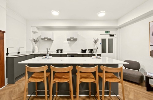 St. Pancras Apartment | Modern Double En-Suite in Bloomsbury