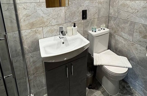 Weston on Trent Apartment | Modern Double Studio | Near CBS Arena (Kitchenette)