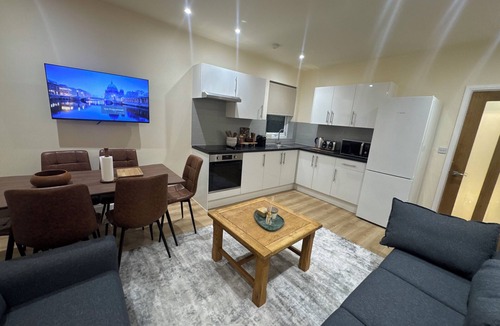 Ipswich Apartment | Modern Elegance/Spacious 3 Bedroom Flat