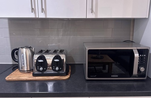 Ipswich Apartment | Modern Elegance/Spacious 3 Bedroom Flat