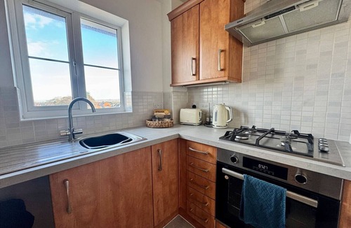 Clyst St Mary House | Modern Exeter Townhouse 3 Double Beds | M5 Access